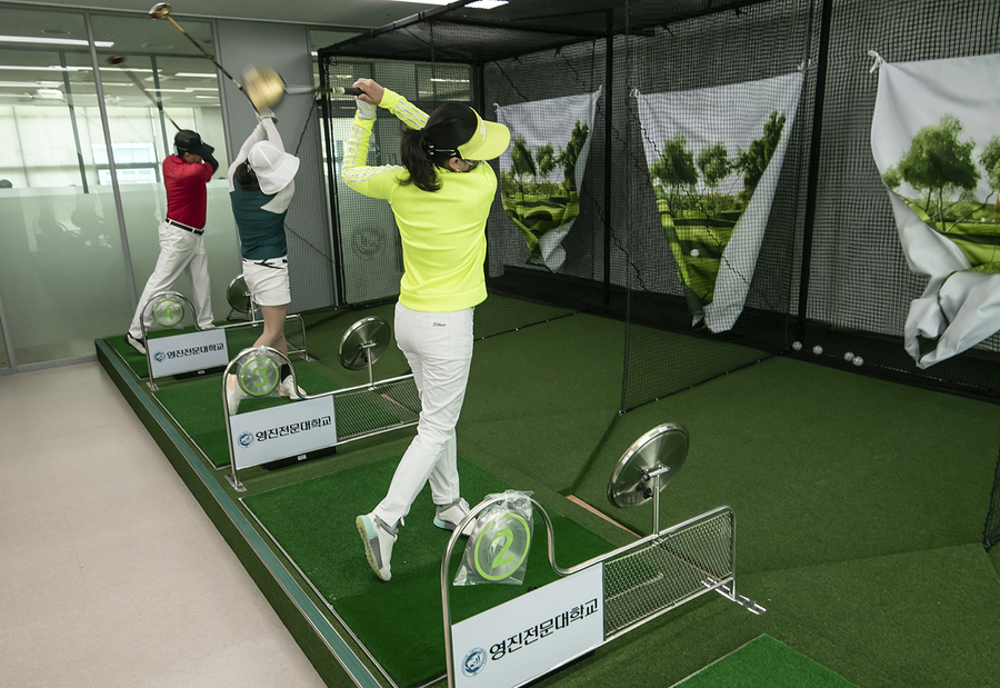 ▲ 사진은 영진전문대 파크골프경영과 전용 실내 연습장에서 실습하는 모습.ⓒ영진전문대