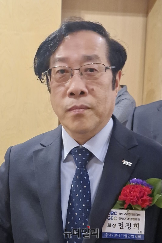 ▲ 17일 제10대 흥덕구기업인협의회장과 제11대 강내기업인협의회장에 취임한 전정희 회장.ⓒ양승갑 기자