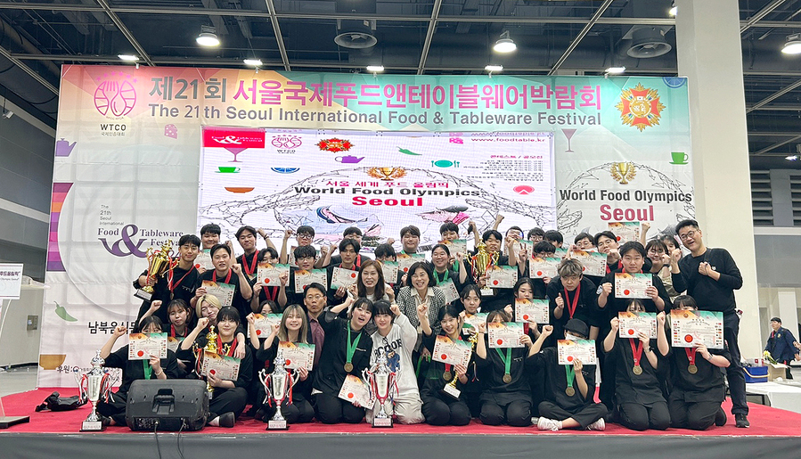 ▲ 영남이공대학교 글로벌외식조리과와 글로벌베이커리과 학생들이 지난 4일부터 5일까지 서울 양재동 AT센터에서 개최된 제21회 서울국제푸드＆테이블웨어박람회 2024서울월드푸드올림픽 요리대회에서 대상인 환경부 장관상과 금상인 한국환경공단 이사장상 등 참가자 전원 수상의 쾌거를 달성했다.ⓒ영남이공대