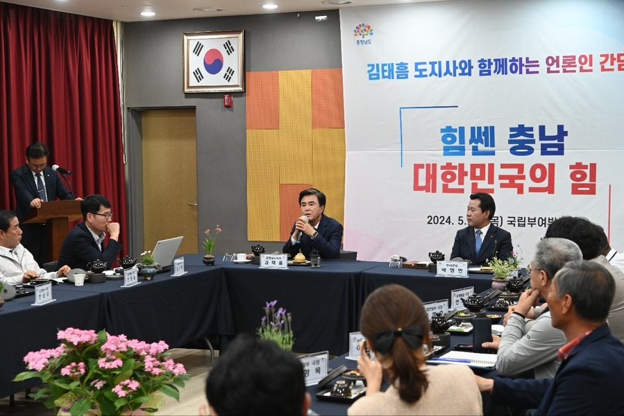 ▲ 김태흠 충남도지사가 16일 부여군을 방문해 출입기자들과 간담회를 하고 있다.ⓒ충남도