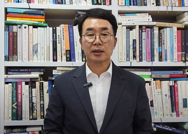 ▲ 진양곤 HLB그룹 회장이 간암 신약 '리보세라닙'에 대해 미국 식품의약국(FDA)으로부터 보완요구서한(CRL)을 받았다고 설명하고 있다.ⓒHLB 유튜브 채널 화면 갈무리