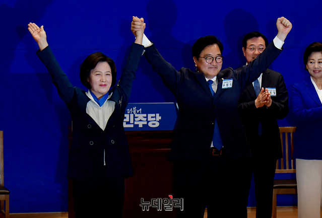 ▲ 국회의장 후보로 나선 추미애, 우원식 후보가 지난 16일 오전 국회 의원회관에서 열린 제22대 국회 전반기 국회의장단 후보 선출 당선자총회에서 두 손을 들어 인사하고 있다.ⓒ이종현 기자