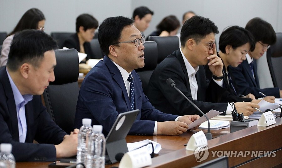 ▲ 김병환 기획재정부 1차관(왼쪽 두 번째)이 17일 오전 정부세종청사에서 열린 일자리 TF 겸 물가관계차관회의에서 발언하고 있다.ⓒ연합뉴스