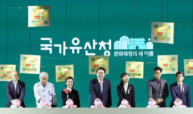 ▲ 윤석열 대통령이 17일 대전 서구 정부대전청사에서 열린 국가유산청 출범식에서 출범 퍼포먼스를 하고 있다. (대통령실통신사진기자단) 2024.05.17. ⓒ뉴시스