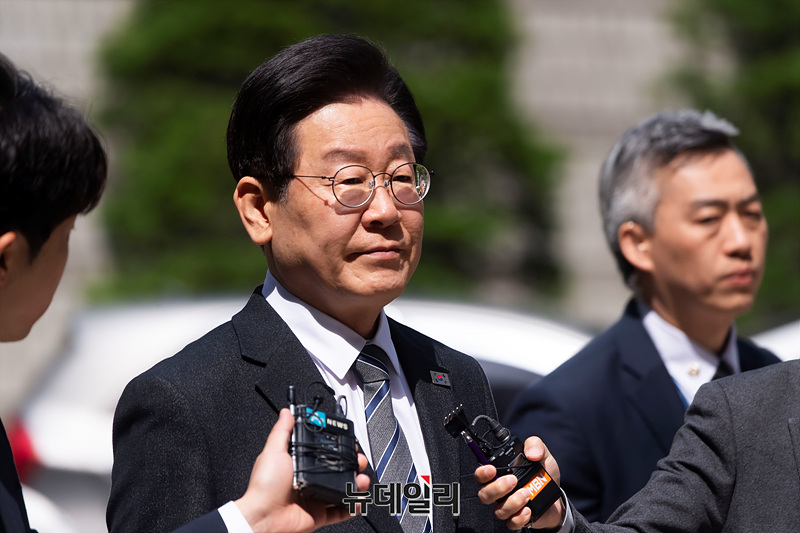 ▲ 이재명 더불어민주당 대표가 17일 오전 서울 서초구 중앙지법에서 열린 '공직선거법 위반' 관련 공판에 출석하고 있다. ⓒ서성진 기자