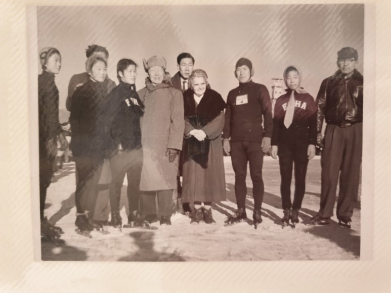 ▲ 왼쪽에서 세번째 김경회(EWHA여고3학년) 선수, 이승만 대통령, 프란체스카 여사, 기타 남녀 선수들. 1959년 한강 빙상경기장에서 촬영한 기념사진. ⓒ대한체육회