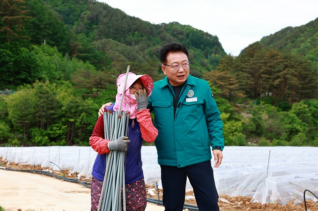 ▲ 손병복 군수는 지난 16일 금강송면을 방문해 ‘2024 군민 섬김데이’ 민생현장 투어를 하고 있다.ⓒ울진군