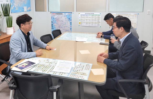 ▲ 김광열 군수와 주요 간부들이 행안부 박천수 재난관리정책국장과 면담하고 있다.ⓒ영덕군