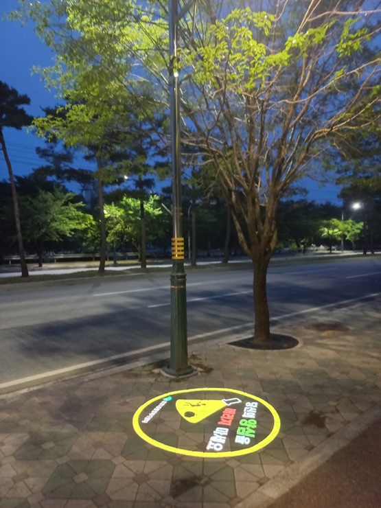 ▲ 2023년 주민참여예산 제안사업 선정으로 설치된 휴천3동 공영주차장 소공원 로고젝터.ⓒ영주시