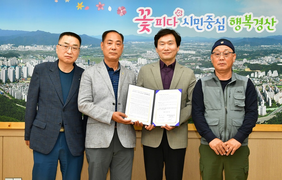 ▲ 경산시(시장 조현일)와 경북개인택시운송사업조합 경산시지부(지부장 은윤기)는 17일 개인택시 운행 활성화 업무협약을 맺었다. (왼쪽에서 두 번째 은윤기 지부장).ⓒ경산시