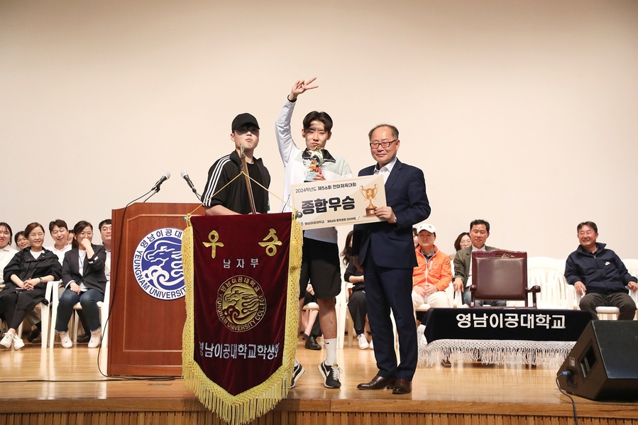 ▲ 이재용 총장이 우승팀 전기자동화과 대표 학생들과 기념사진을 촬영하고 있다.ⓒ영남이공대