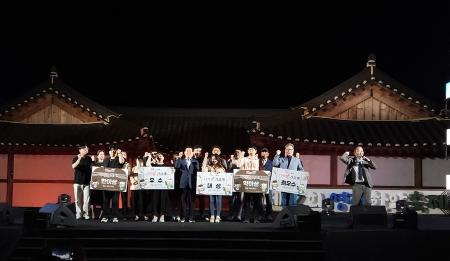 ▲ 지난 18일 영천 한약 축제장에서 체력 서바이벌 게임 ‘한약피지컬30’과 ‘영천 다락별 가요제’가 펼쳐져 축제장 분위기가 한껏 달아올랐다.ⓒ영천시