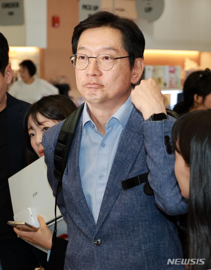 ▲ 영국에서 체류 중인 김경수 전 경남도지사가 19일 오후 인천국제공항 제2여객터미널을 통해 귀국하고 있다. ⓒ뉴시