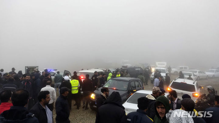 ▲ 모즈통신이 제공한 사진에 지난 19일(현지시각) 에브라힘 라이시 이란 대통령을 태운 헬기 사고 현장 인근인 이란 북서부 바르자간에서 짙은 안개 속 구조대 등이 수색하는 모습이 담겼다. ⓒAP/뉴시스