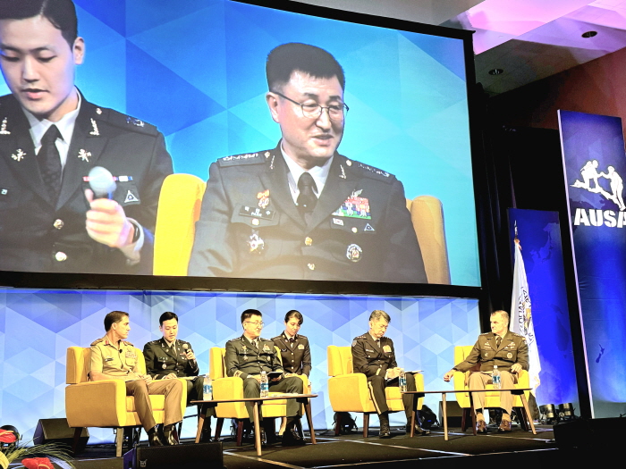 ▲ 박안수 육군참모총장이 하와이에서 열린 인도-태평양 지상군 심포지엄(LANPAC, LANd forces PACific symposium)에 참석해 패널 토의를 하고 있다. ⓒ육군 제공