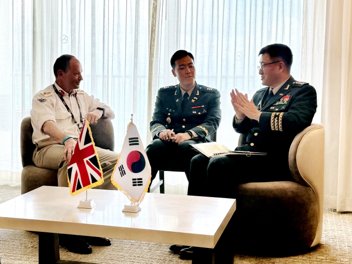 ▲ 박안수 육군참모총장이 인도·태평양 지상군 심포지엄(LANPAC)을 계기로 지난 12∼19일 미국을 공식 방문해 롤리 워커 영국 참모총장 지명자와 양자 대담을 하고 있다. ⓒ육군 제공