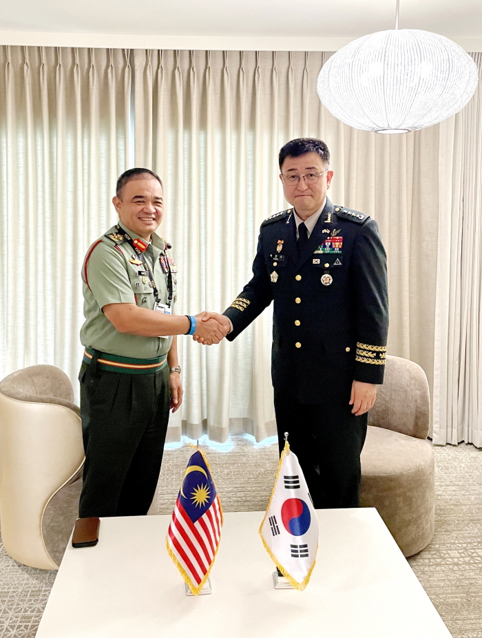 ▲ 인도·태평양 지상군 심포지엄(LANPAC)을 계기로 지난 12∼19일 미국을 공식 방문한 박안수 육군참모총장이 탄 스리 다토 무하마드 하피주드데인 잔탄 말레이시아 참모총장과 양자 대담을 하고 있다. ⓒ육군 제공