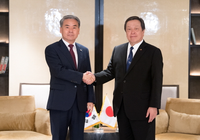 ▲ 지난 2023년 6월 4일 싱가포르에서 열린 제20차 아시아안보회의 계기, 이종섭 당시 국방부 장관이 하마다 야스카즈 당시 일본 방위상과 양자회담을 개최하고 기념촬영 하고 있다. ⓒ국방부 제공