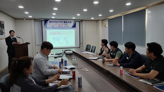 ▲ 포항상공회의소 경북동부FTA통상진흥센터는 지난 17일 오후 2시 근수산업 회의실에서 임·직원들이 참석한 가운데 찾아가는 FTA 활용교육을 진행했다.ⓒ포항상의