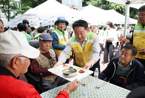 ▲ 대전서구 자원봉사센터가 지난 17일 월평2동 주공3단지아파트에서 지역 거주 어르신 400여 명을 대상으로 ‘참! 좋은 사랑의 밥차’ 무료 급식 자원봉사 활동을 펼쳤다.ⓒ서구