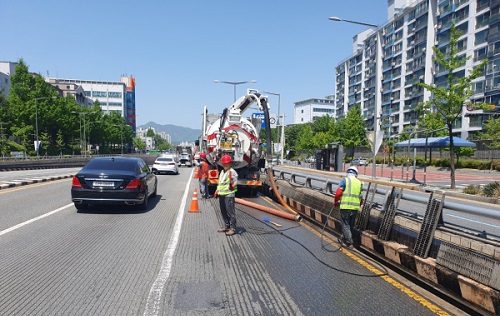 ▲ 유성구가 지난 4월부터 여름철 침수피해 예방을 위해 하수도 시설물 일제 점검을 진행 중이다.ⓒ유성구
