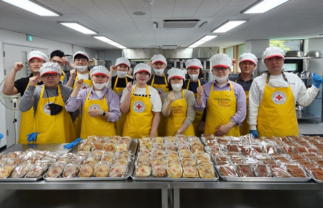▲ JT친애저축은행이 가정의달을 맞아 지역사회 취약계층 이웃들을 위로하기 위한 '사랑의 제빵' 봉사활동을 진행했다. ⓒJT친애저축은행