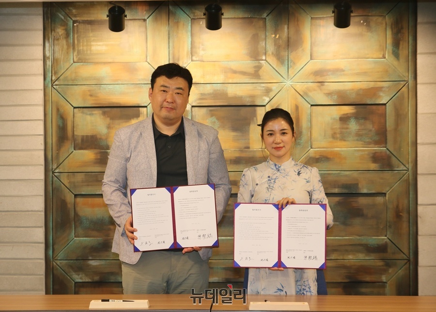 ▲ Shen Xingjuan(션싱쥐안, 오른쪽) CEO가 20일  오후 경일대학교 뷰티학과를 찾아 교류 협약을 체결했다.ⓒ뉴데일리