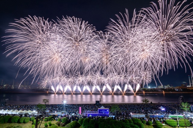 ▲ 지난해 포항국제불빛축제 불꽃쇼 전경.ⓒ포항시