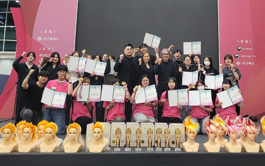 ▲ 대구대학교 조형예술대학 뷰티스타일학과(학과장 송록영) 학생들이 최근(5월 17일) 열린 ‘제37회 대구광역시장배 미용경기대회 및 K-Beauty Festival’에서 수상하며 두각을 드러냈다.ⓒ대구대