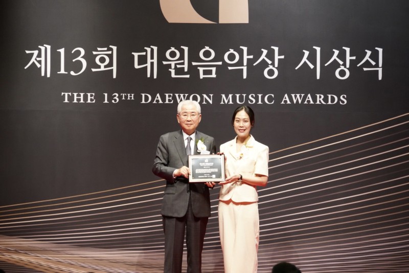 ▲ 제13회 대원음악상 시상식이 지난 20일 서울 중구 웨스틴 조선 서울 그랜드볼룸에서 열렸다(왼쪽부터 김일곤 대원문화재단 이사장, 피아니스트 손열음).ⓒ대원문화재단