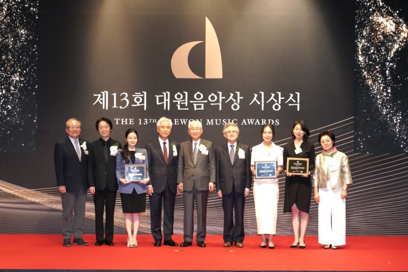 ▲ 왼쪽부터 홍승찬 한예종 교수, 지휘자 정치용, 바이올리스트 김봄소리, 김대진 한예종 총장, 김일곤 대원문화재단 이사장, 박수길 한양대 명예교수, 피아니스트 손열음, 이샘 목프로덕션 대표, 김현미 한예종 교수.ⓒ대원문화재단