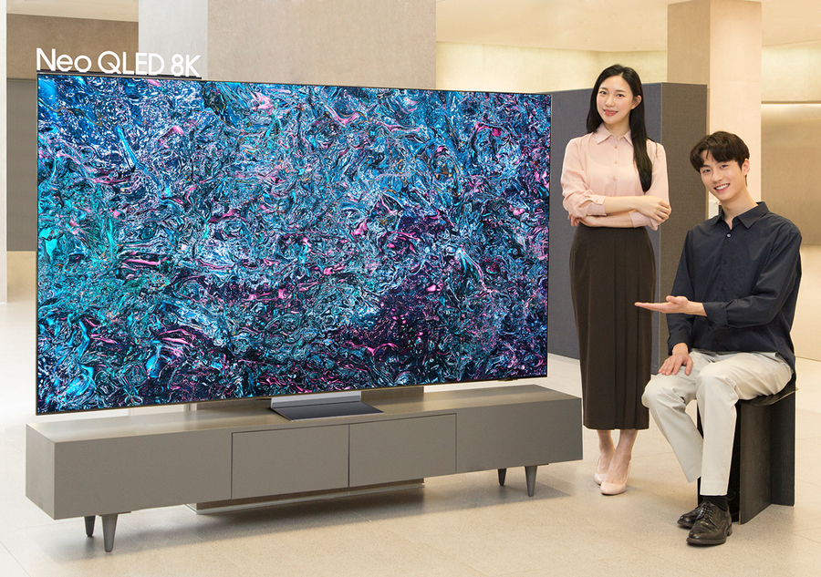 ▲ 삼성전자 모델이 2024년형 Neo QLED 8K TV 신제품을 소개하고 있다. ⓒ삼성전자