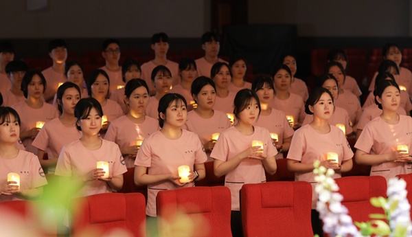 ▲ 국립군산대학교 간호학부가 노판순홀에서 제13회 나이팅게일 선서식을 개최했다.ⓒ국립군산대