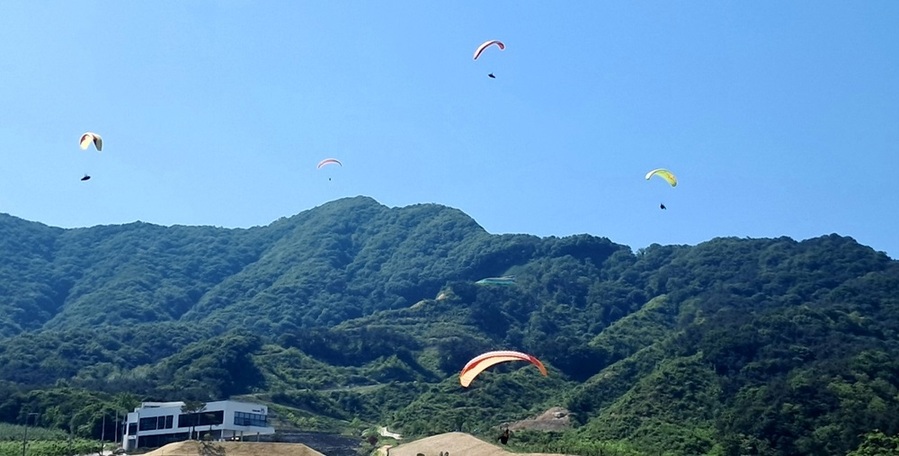 ▲ ‘2024년 제4회 정읍내장산 전국 패러글라이딩 대회’에 참가한 전국 각지의 패러글라이딩 동호인 200여명이 그동안 쌓아왔던 기량을 마음껏 뽐냈다.ⓒ정읍시 사진 제공.