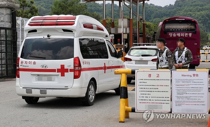 ▲ 21일 오전 세종에 위치한 육군 제32보병사단 정문으로 응급차량이 들어가고 있다. 이날 육군 제32보병사단 신병교육대에서 훈련 도중 수류탄이 터져 훈련병 1명이 숨지고, 부사관 1명이 중상을 입었다. ⓒ연합뉴스