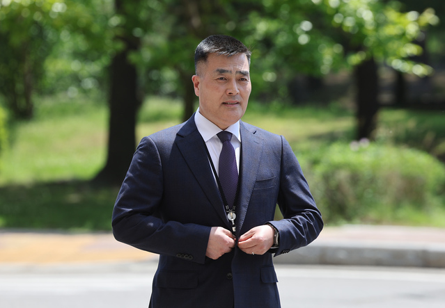 ▲ 박정훈 전 해병대 수사단장이 21일 오후 정부과천청사 고위공직자범죄수사처(공수처)로 출석하고 있다.

해병대 채모 상병 순직 사건 외압 의혹을 수사하는 공수처는 김계환 해병대 사령관과 박 전 단장을 같은 날 소환했다. ⓒ연합뉴스