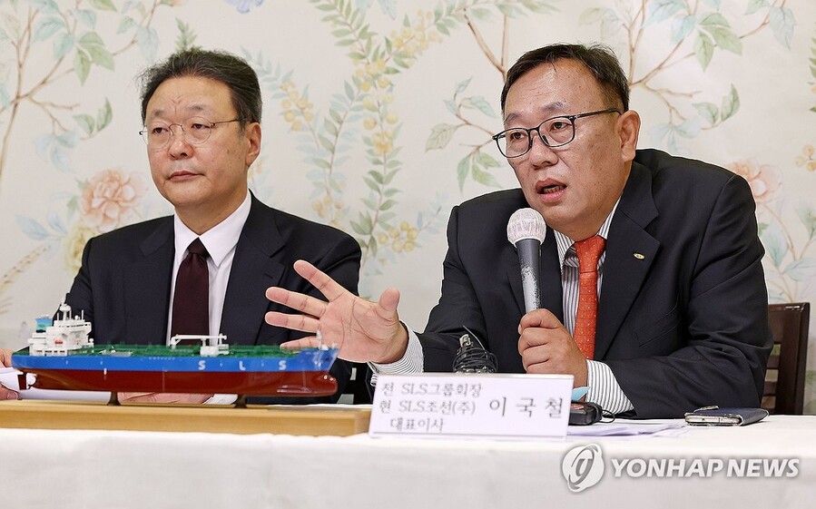 ▲ 21일 오전 서울 서초구의 한 식당에서 이국철 전 SLS그룹 회장이 2009년 SLS조선 구조조정 당시 산업은행, 한국무역보험공사 관계자들의 고의 파산 사전 공모 및 국부 해외 유출 혐의를 주장하며 고소 기자회견을 하고 있다. ⓒ연합뉴스