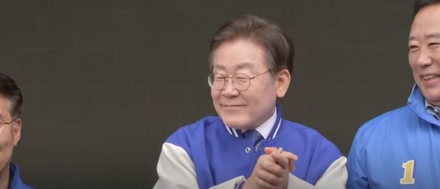 ▲ 이재명 측의 재판부 겁박이 도를 넘고 있다. 중국공산당에겐 비굴한 모습과 발언으로 일관한 그들이 자신들 사법처리를 담당한 재판부를 향해서는 정치적 으름장을 놓고 있다. 법치를 정치로 뭉개겠다는 심사가 아닐 수 없다.ⓒ
