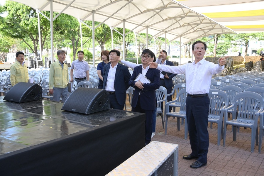 ▲ 조병옥 음성군수가 21일 축제현장의 안전 상태를 점검하고 있다.ⓒ음성군