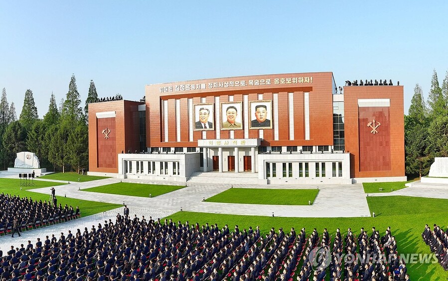 ▲ 북한 김정은이 지난 21일 평양 금수산지구 노동당 중앙간부학교 준공식에 참석한 교내 혁명사적관 외벽에 김 위원장 초상화가 김일성 주석과 김정일 국방위원장의 초상화와 나란히 걸린 모습이 처음으로 포착됐다. 
 ⓒ북한 조선중앙통신/연합뉴스