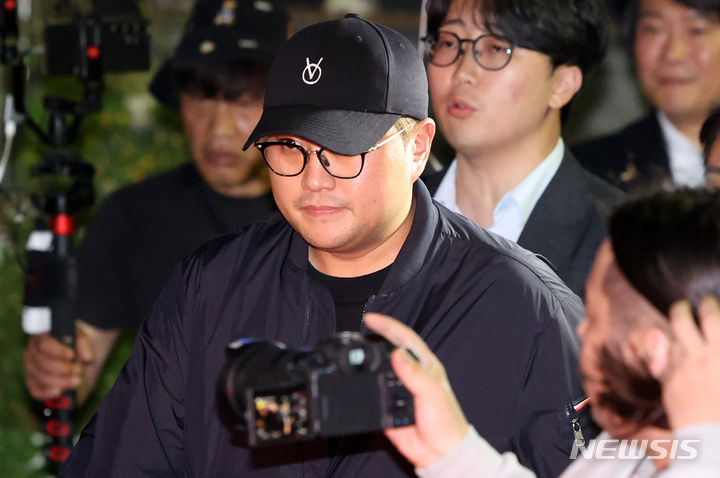 ▲ 음주 뺑소니 혐의를 받는 트로트 가수 김호중이 21일 오후 서울 강남구 강남경찰서에서 경찰 조사를 받은후 귀가하고 있다.ⓒ뉴시스