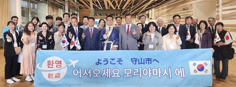 ▲ 충남 공주시가 최근 국외 자매도시인 일본 모리야마시의 초청으로 '제13회 루시올 아트 키즈 페스티벌'에 참여해 사진을 찍고 있다.ⓒ공주시