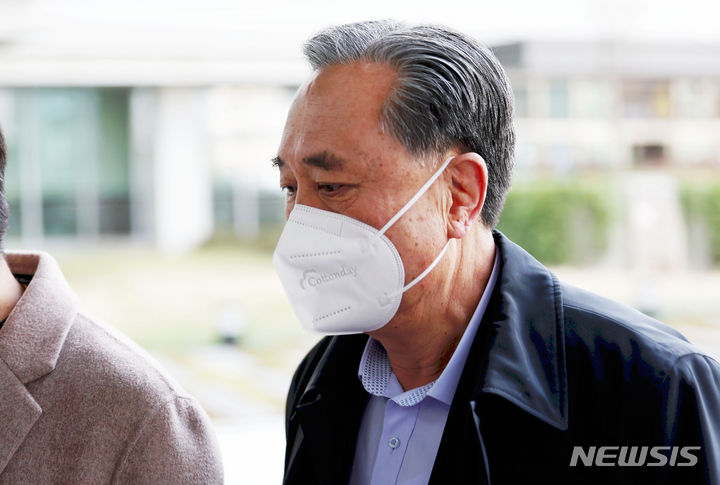 ▲ 새마을금고 비리 의혹을 받는 박차훈 전 새마을금고중앙회 회장이 14일 서울 송파구 서울동부지방법원에서 열린 선고 공판에 출석하고 있다. 박 전 회장은 징역 6년을 선고받고 법정 구속됐다. ⓒ뉴시스