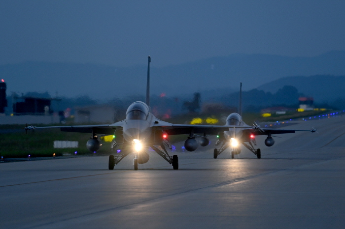 ▲ 공군이 지난 17일부터 충북 청주기지에서 공중전투사령부 주관으로 '2024년 전반기 소링 이글'(Soaring Eagle) 훈련을 실시하고 있다. 사진은 야간 출격을 위해 지상에서 이동하고 있는 FA-50 편대. ⓒ공군 제공