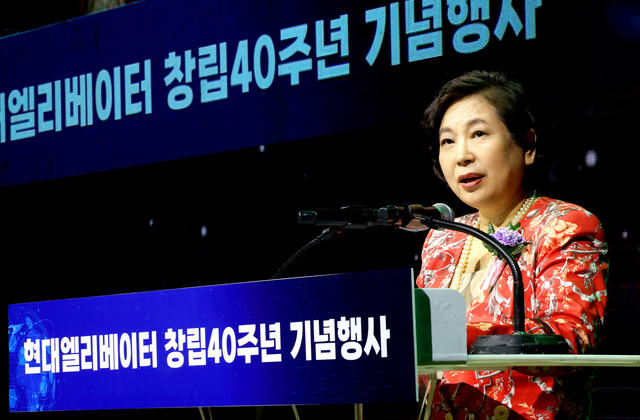 ▲ 현정은 현대그룹 회장이 지난 22일 충주 본사에서 열린 기념행사에서 기념사를 하고 있다. ⓒ현대엘리베이터
