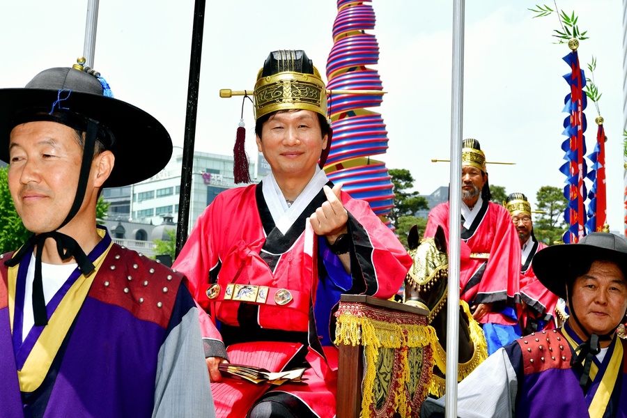 ▲ 호장행렬 퍼포먼스에 참여한 조현일 경산시장은 “전국의 유명한 단오제가 한자리에 모인 서울 한복판에서 경산자인단오제를 선보이게 되어 무척 뜻깊다”며 “다음 달 열리는 경산자인단오제는 더 많은 볼거리와 즐길 거리를 준비한 만큼 꼭 방문해 주시길 바란다”고 했다.ⓒ경산시