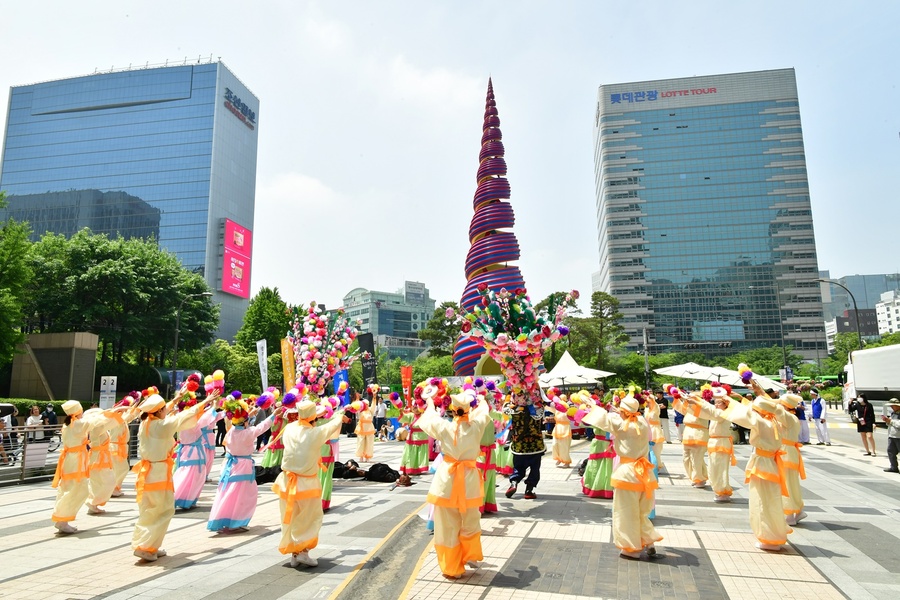 ▲ (사)경산자인단오보존회의 여원무 장면. 여원무는 도천산에 기거하며 자인현 주민들을 괴롭히던 왜구들을 버들못으로 유인하기 위해 한장군이 그의 누이와 함께 높이가 3미터나 되는 화관을 쓰고 전신을 꽃으로 가리고 추는 춤이다. 화려함과 역동성을 함께 갖춰 청계광장을 찾은 관객들의 눈을 사로잡았다.ⓒ경산시