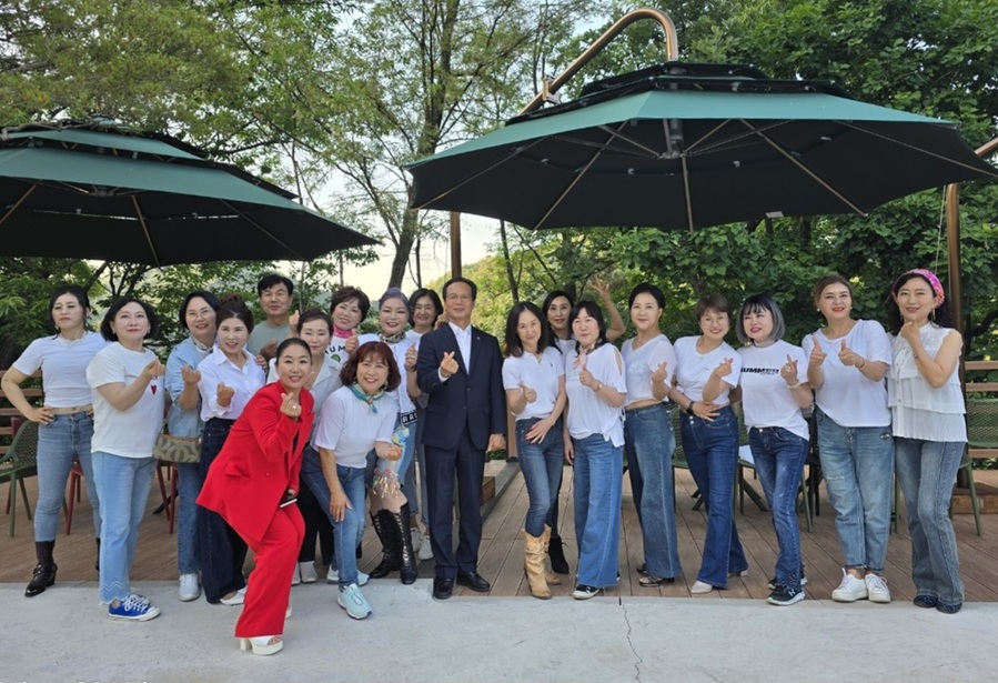 ▲ 음성군은 금빛평생학습관 정기강좌 ‘시니어모델 과정’수료식후 회원들이 조병옥 음성군수와 포즈를 취했다.ⓒ음성군