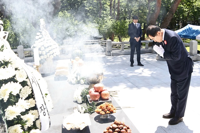 ▲ 주낙영 시장이 22일 황성공원 내 충혼탑에서 순직한 국가유공자들의 숭고한 희생과 위훈을 기리기 위해 위패 봉안식을 거행하고 있다.ⓒ경주시