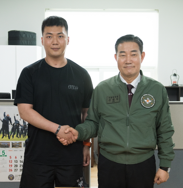 ▲ 신원식 국방부 장관이 22일 특전사 전투력회복센터를 방문해 최재혁 중사를 격려하고 악수를 나누고 있다. ⓒ국방부 제공